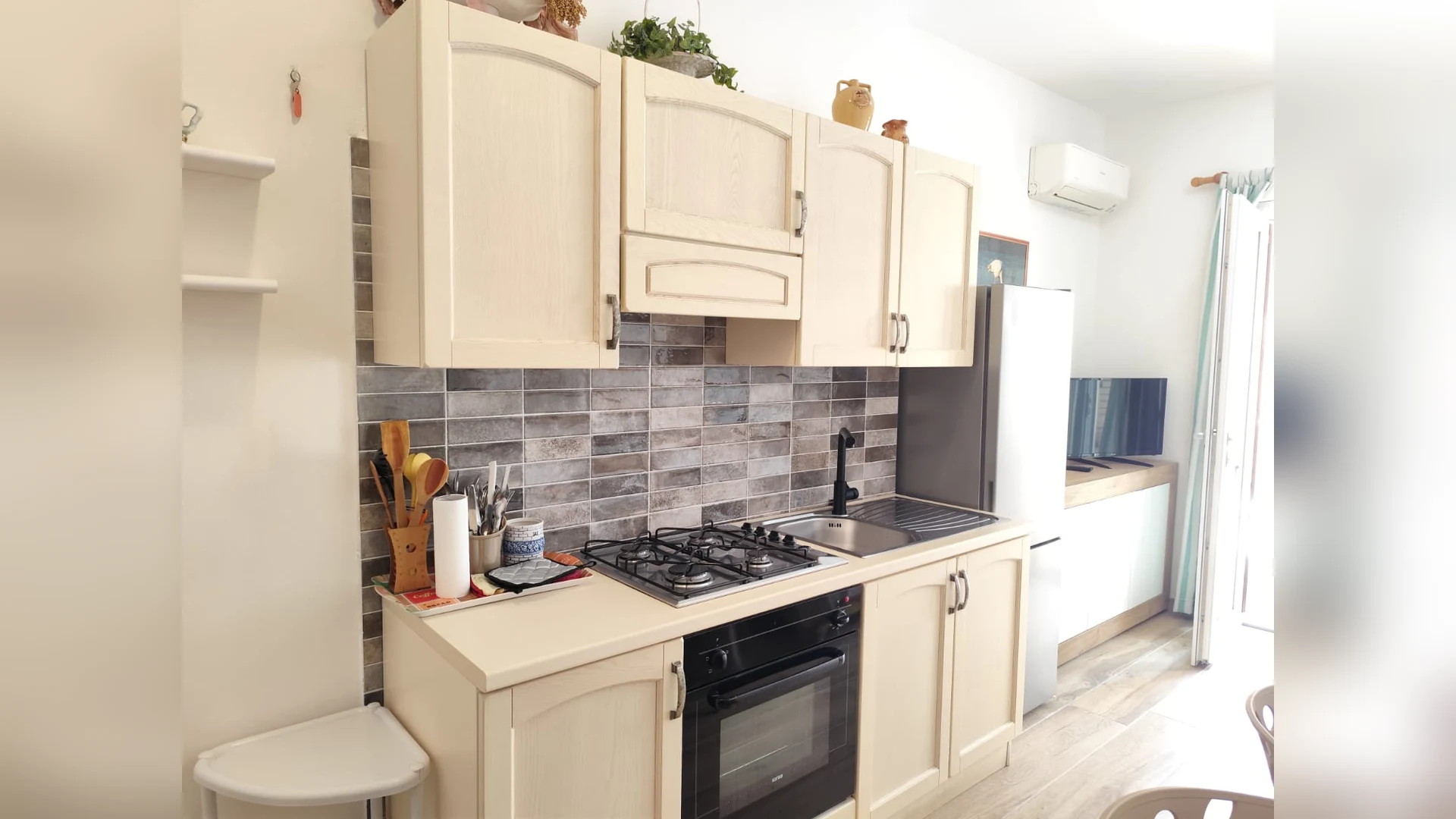 Cucina e soggiorno — Villa Gianni Paola Sardinia Holidays, Villasimius (Sardegna) (foto 12)