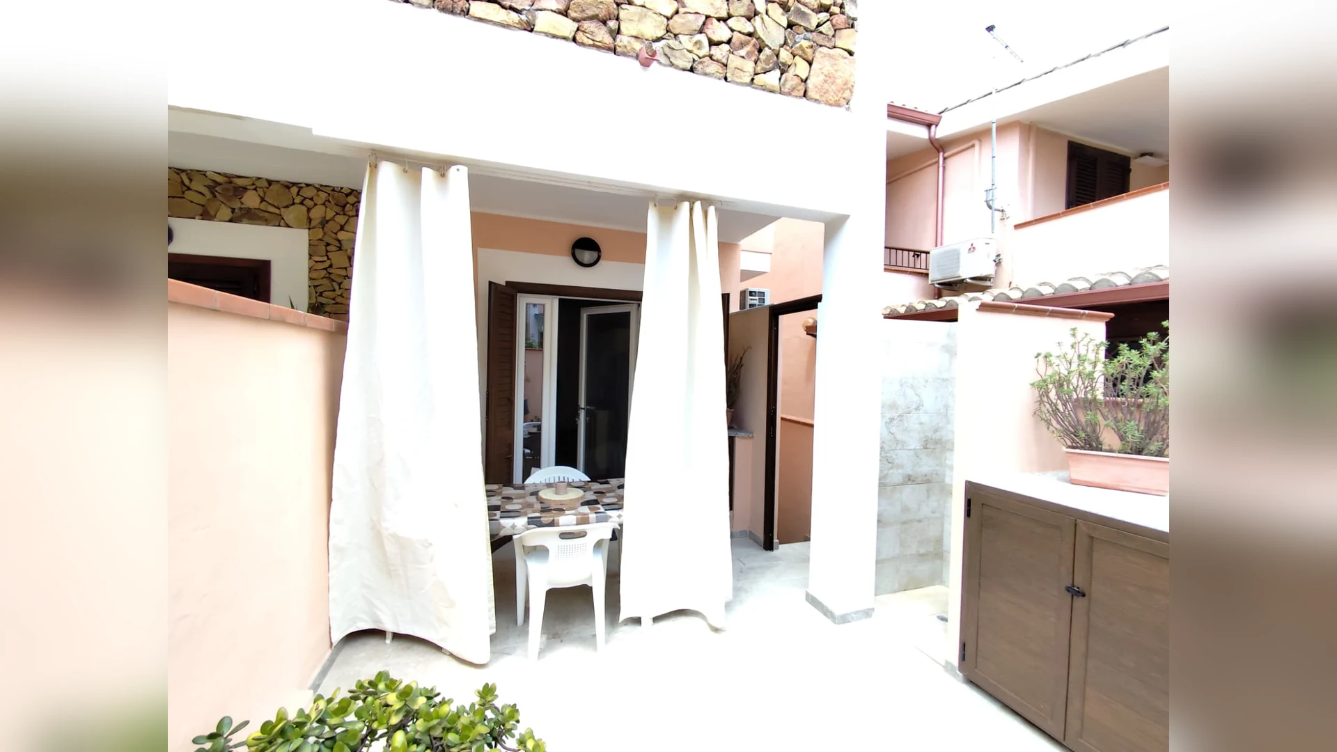 Facciata e cortile di Villa Gianni Paola Sardinia Holidays, Villasimius (Sardegna) (foto 6)